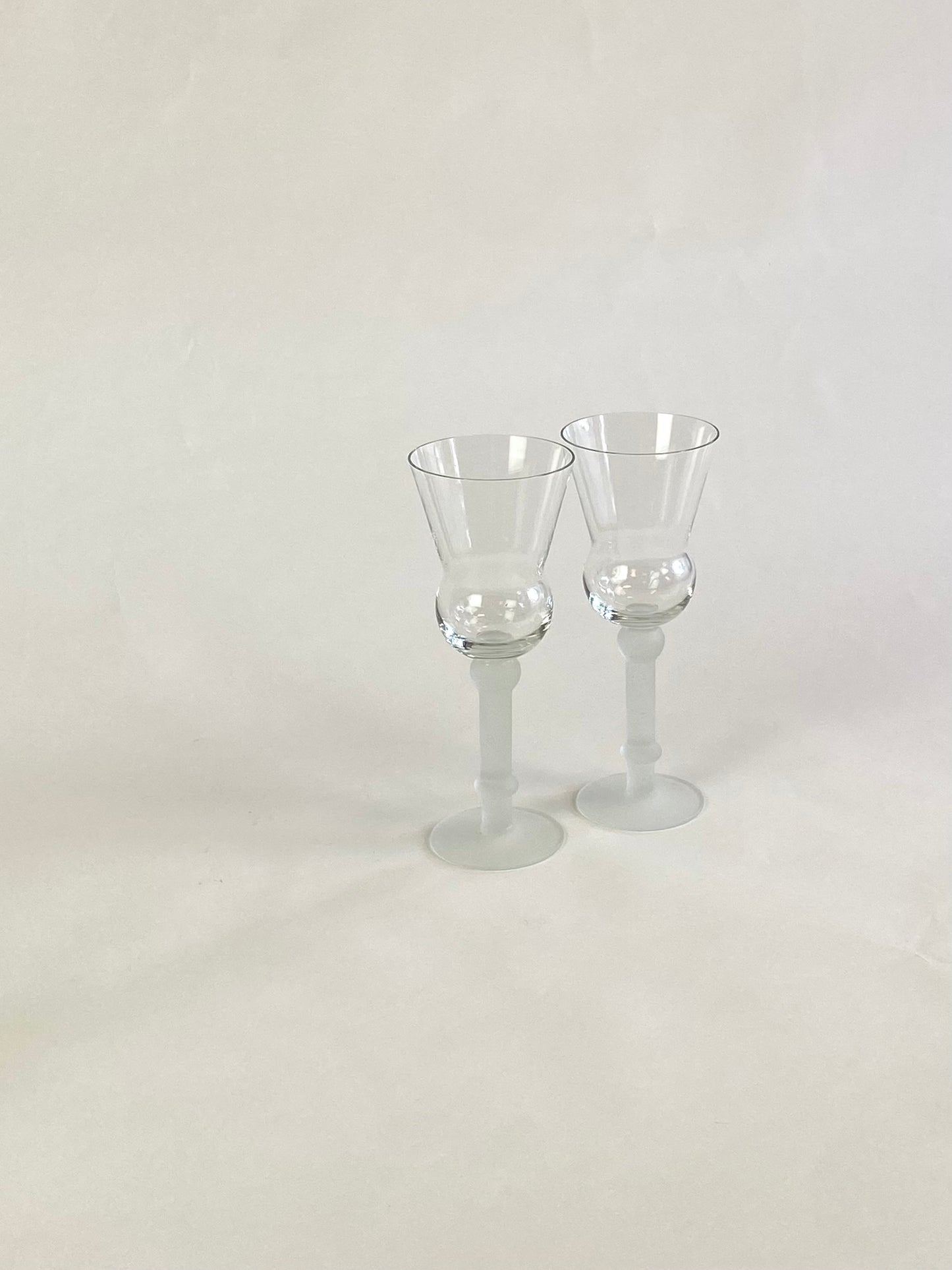 twee wijnglazen met matte steel