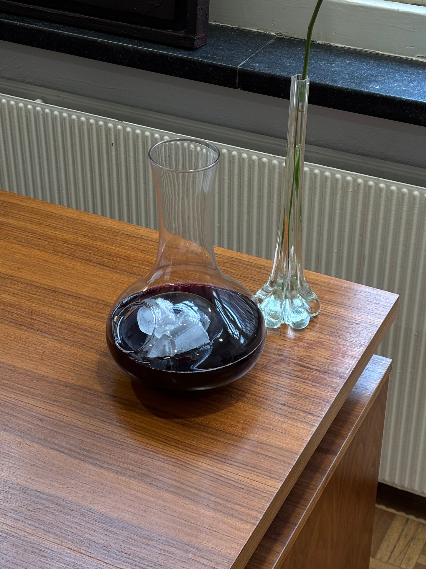 carafe with ice pocket