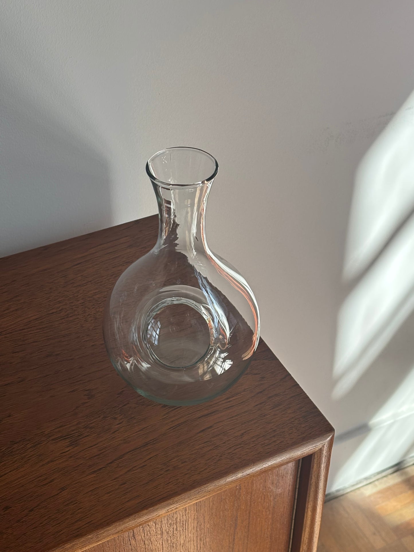 carafe with ice pocket