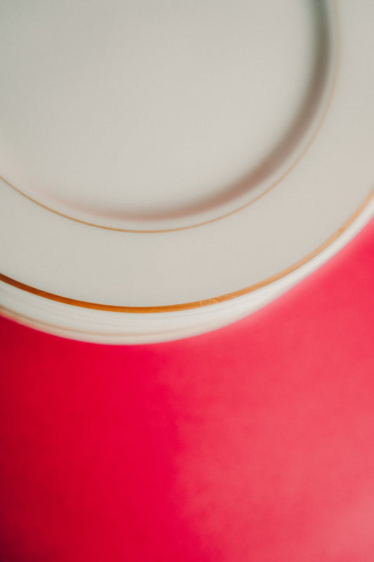 white dinner plates with golden rim
