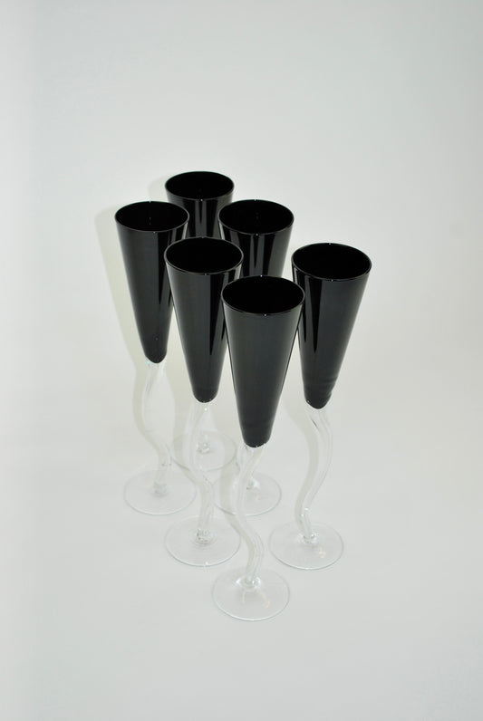 zes zwarte dansende champagne glazen
