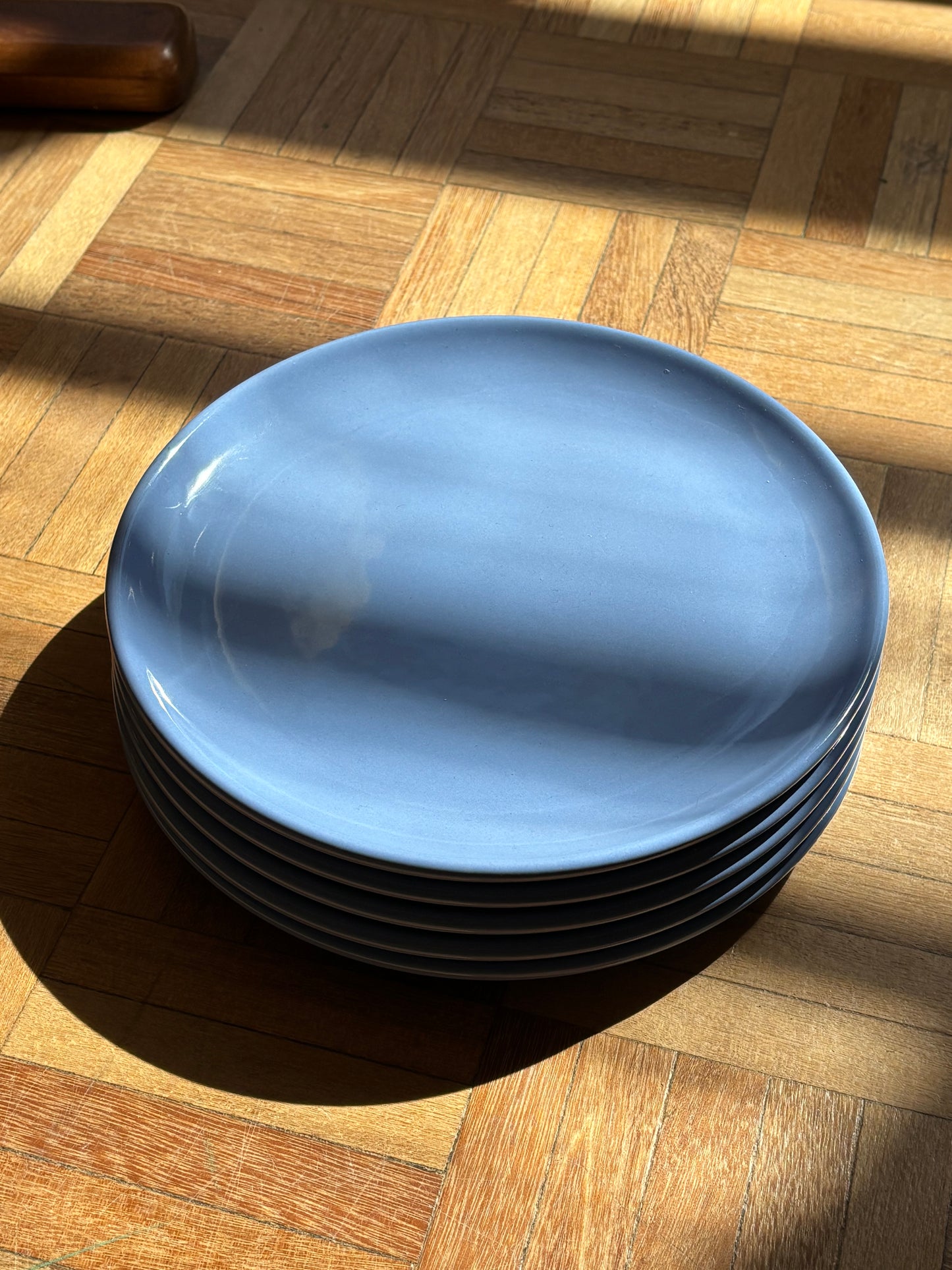 five blue plates