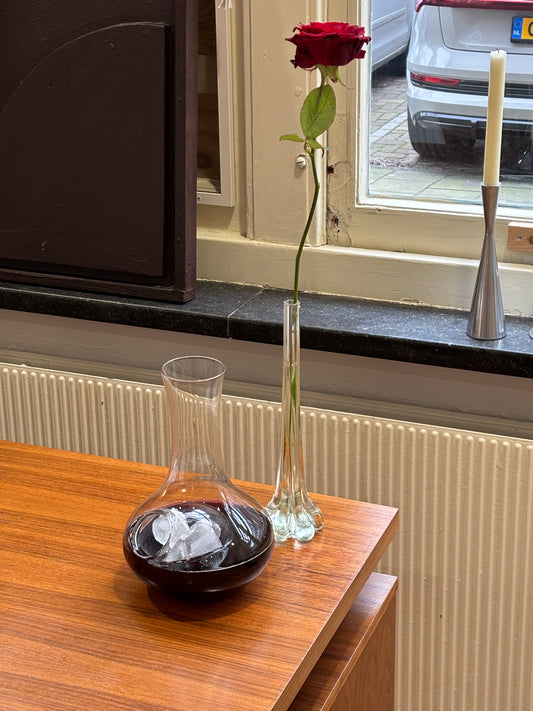 carafe with ice pocket