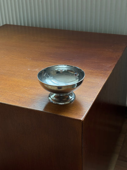 coupe with ribbed foot