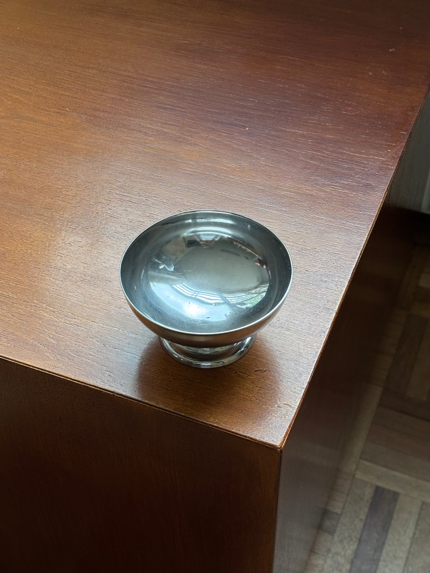 coupe with ribbed foot