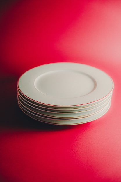 white dinner plates with golden rim
