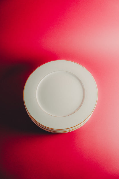 white dinner plates with golden rim